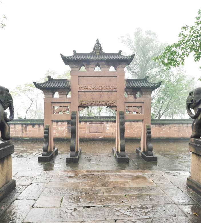 “独钓中原”石牌坊