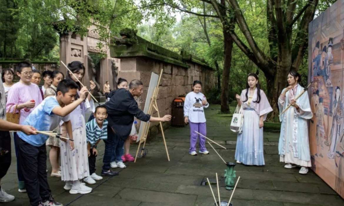 The trend of national fashion is rising, and the Song Dynasty style of Diaoyucheng Fortress Scenic Area is really great~