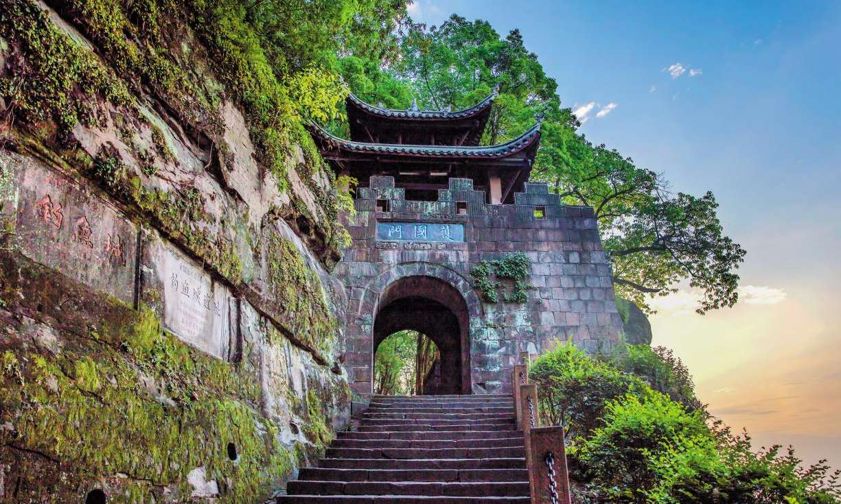 Experience folk culture, enjoy the intangible cultural heritage market, and come to the Diaoyucheng fortress scenic area in Hechuan for a big market!
