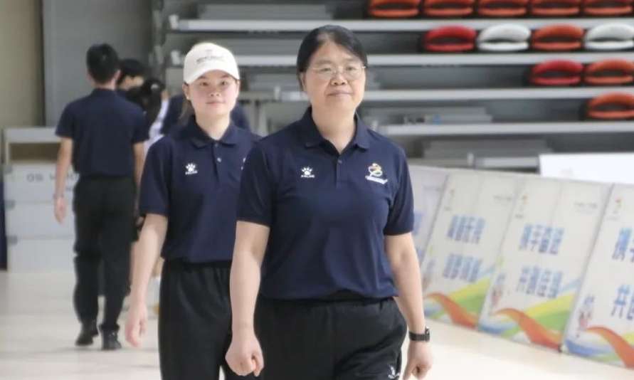 七运会羽毛球赛场上的“隐形守护者”：  裁判员的专业与坚守