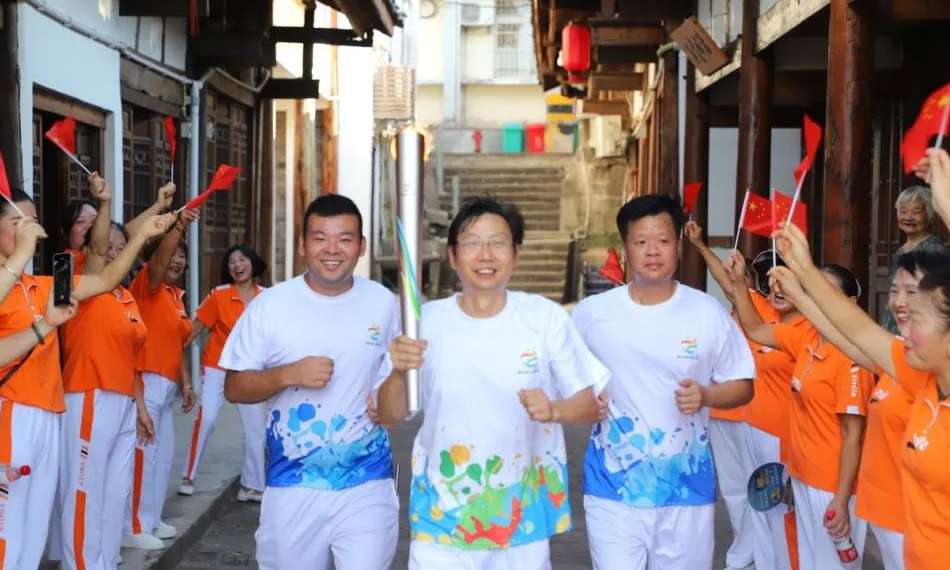 来了来了！“七运圣火”在翘首期盼中传到渭沱啦！
