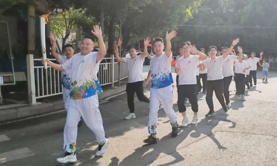 仪式感拉满！“七运圣火”传到二郎站啦！