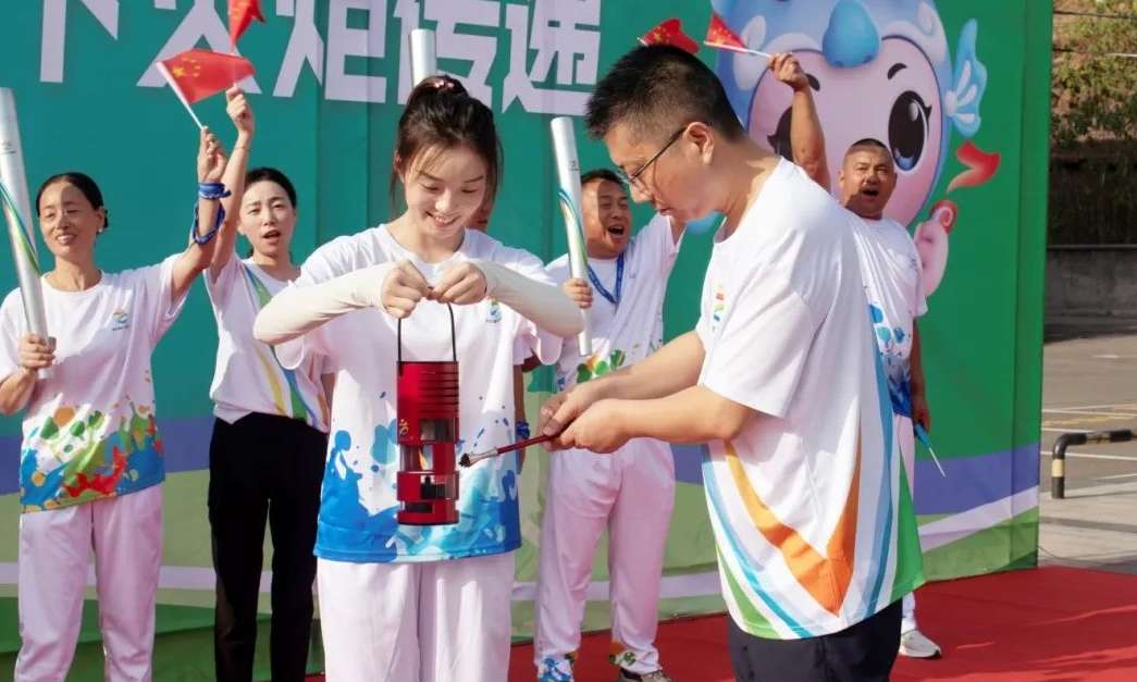圣火相传！看，三庙站火炬手向我们跑来！