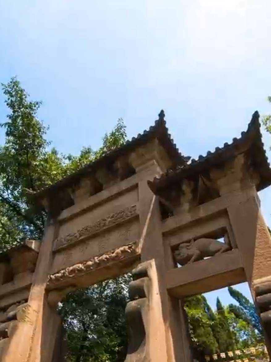 “独钓中原”石牌坊